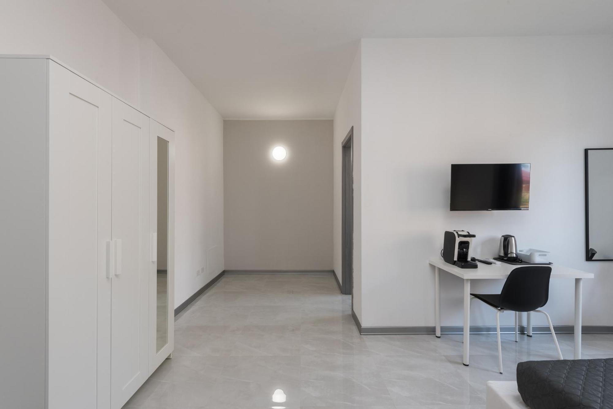Travelershome Ciampino Airport Guesthouse 600M To Airport Exteriör bild