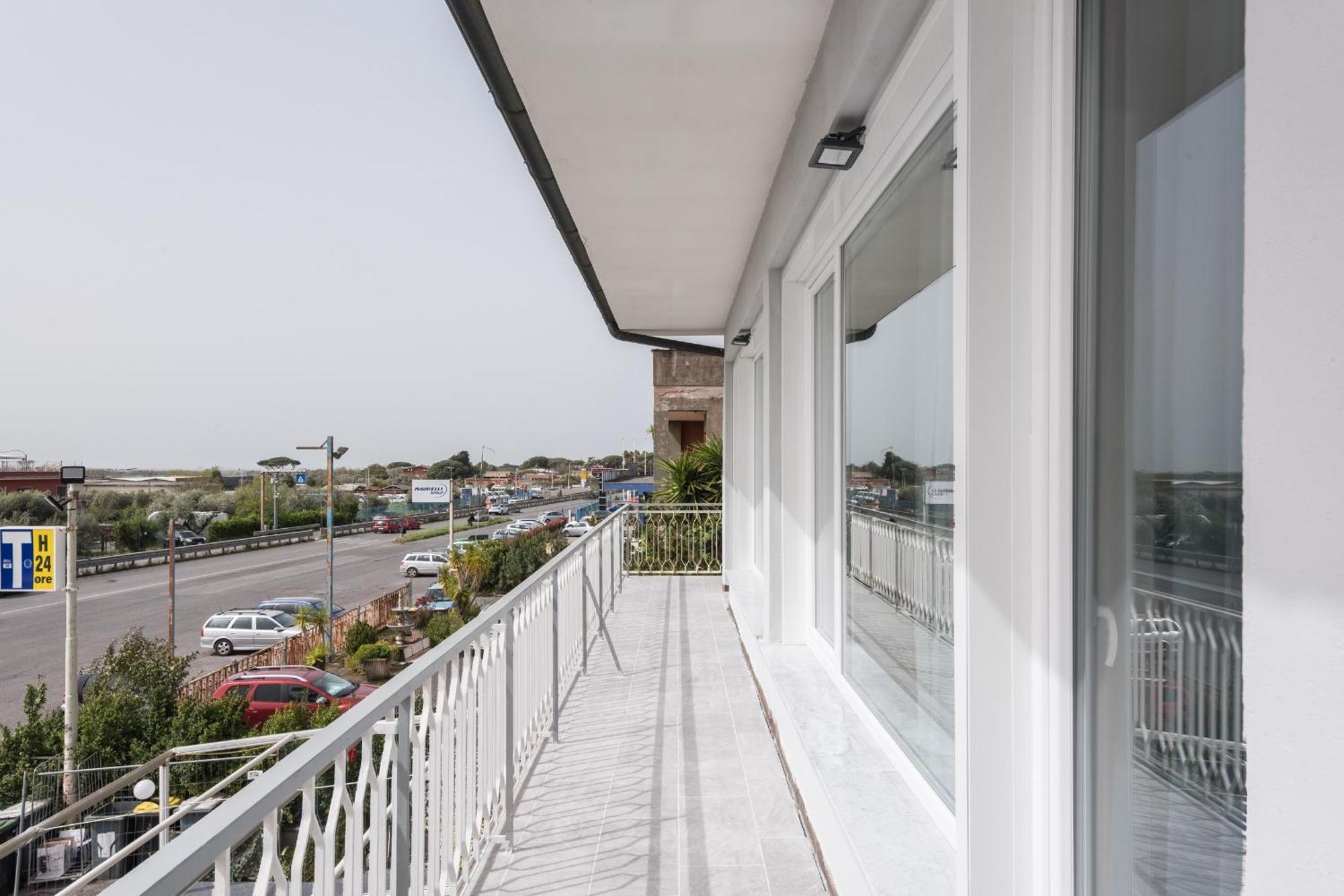 Travelershome Ciampino Airport Guesthouse 600M To Airport Exteriör bild