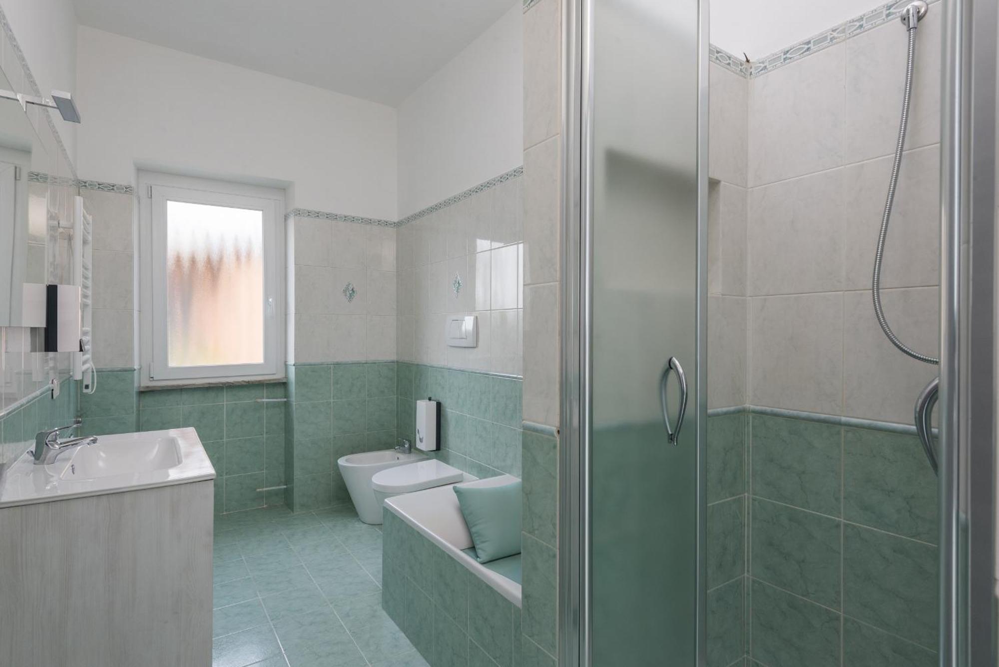 Travelershome Ciampino Airport Guesthouse 600M To Airport Exteriör bild