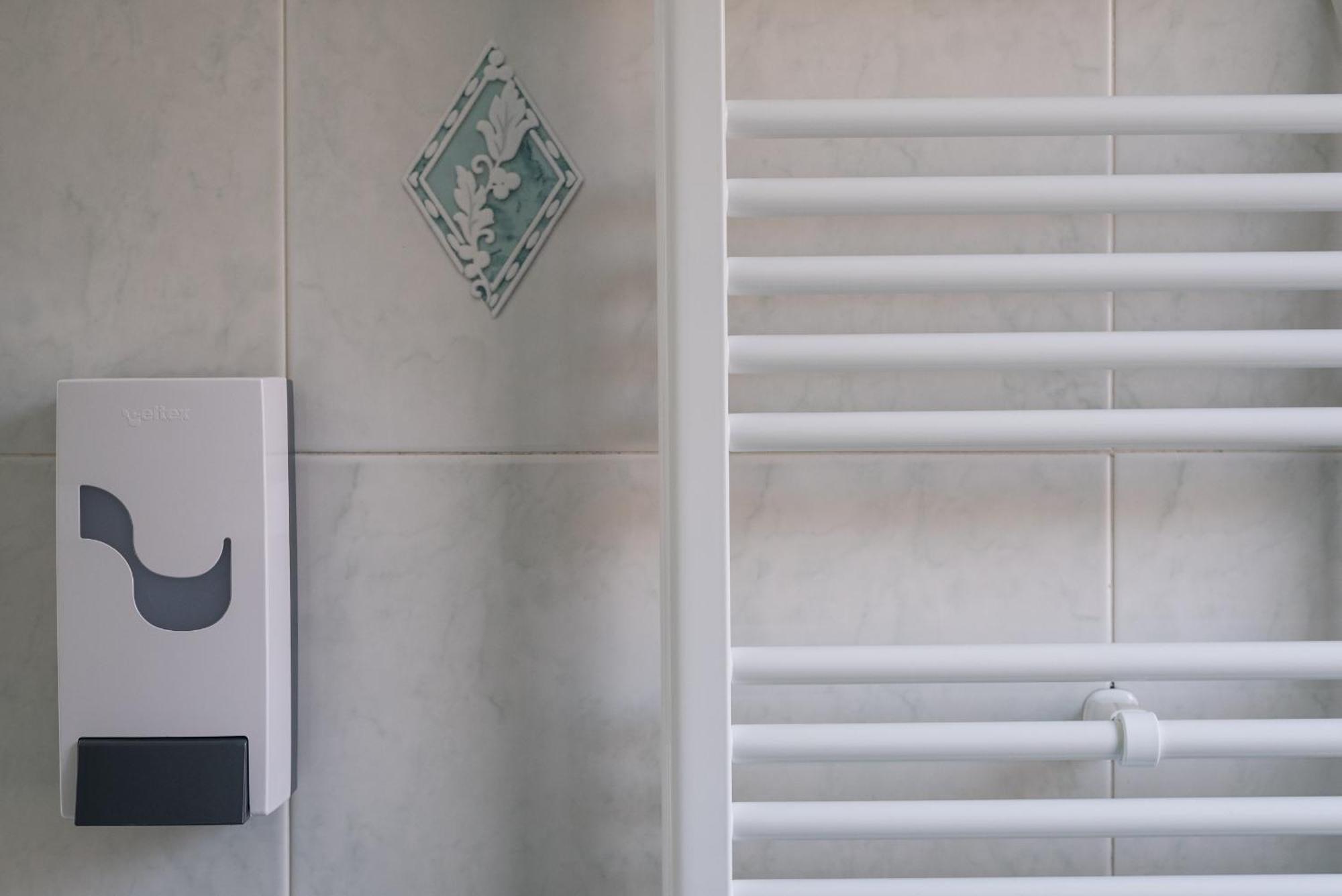 Travelershome Ciampino Airport Guesthouse 600M To Airport Exteriör bild