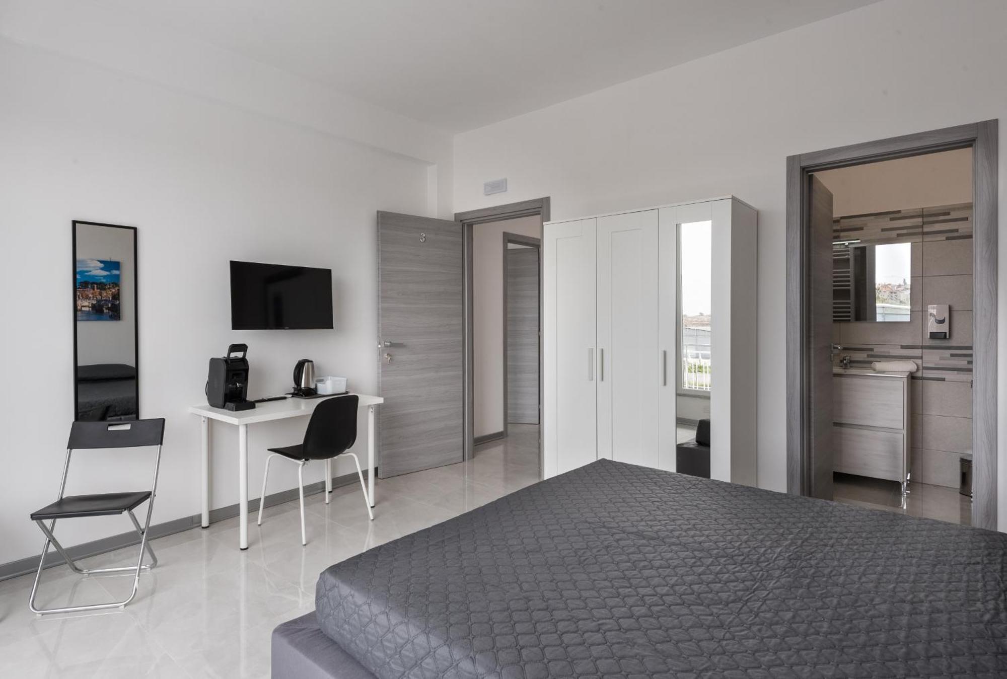 Travelershome Ciampino Airport Guesthouse 600M To Airport Exteriör bild