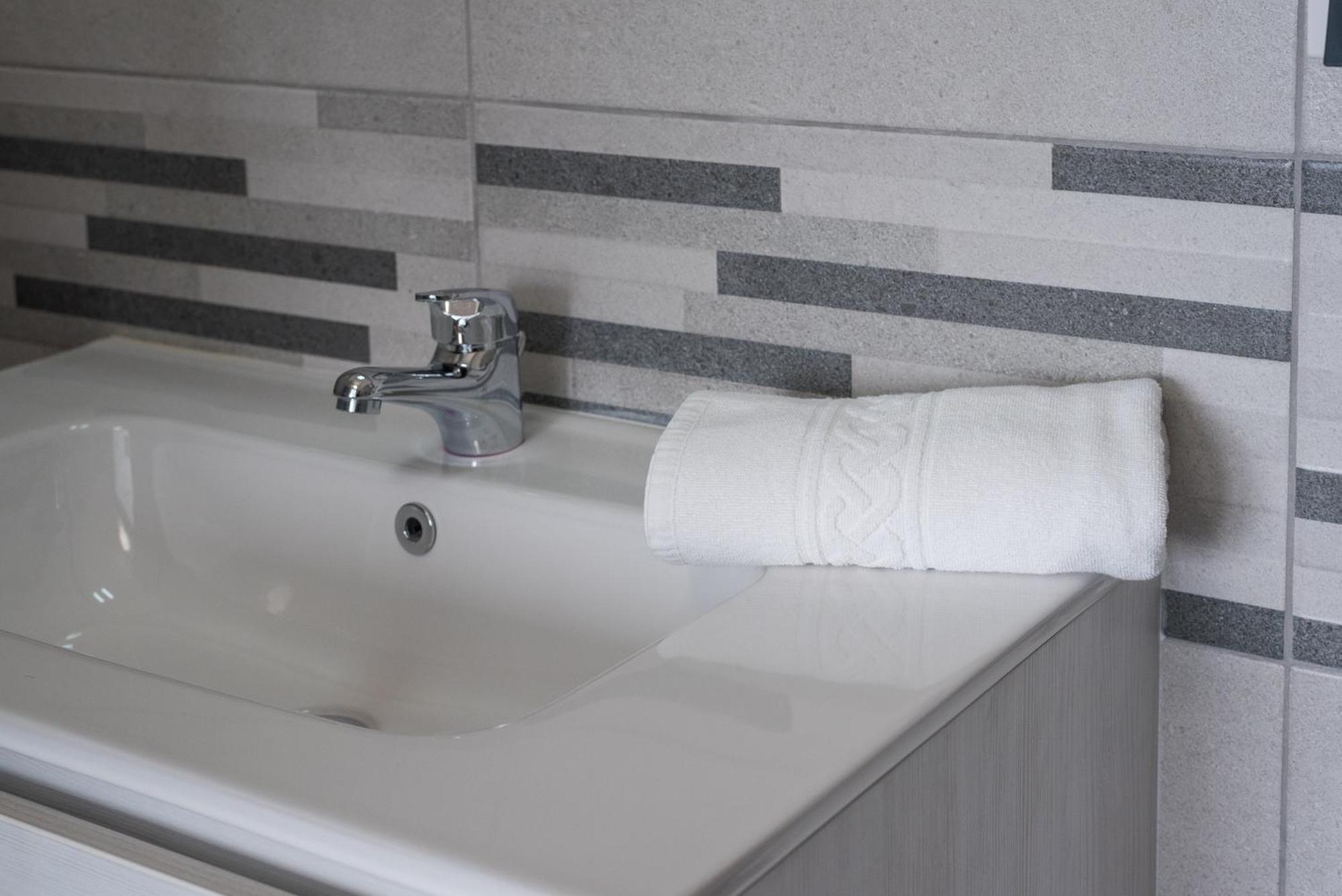 Travelershome Ciampino Airport Guesthouse 600M To Airport Exteriör bild