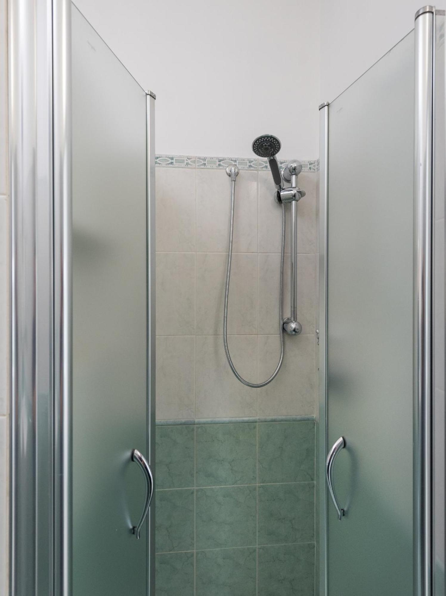 Travelershome Ciampino Airport Guesthouse 600M To Airport Exteriör bild