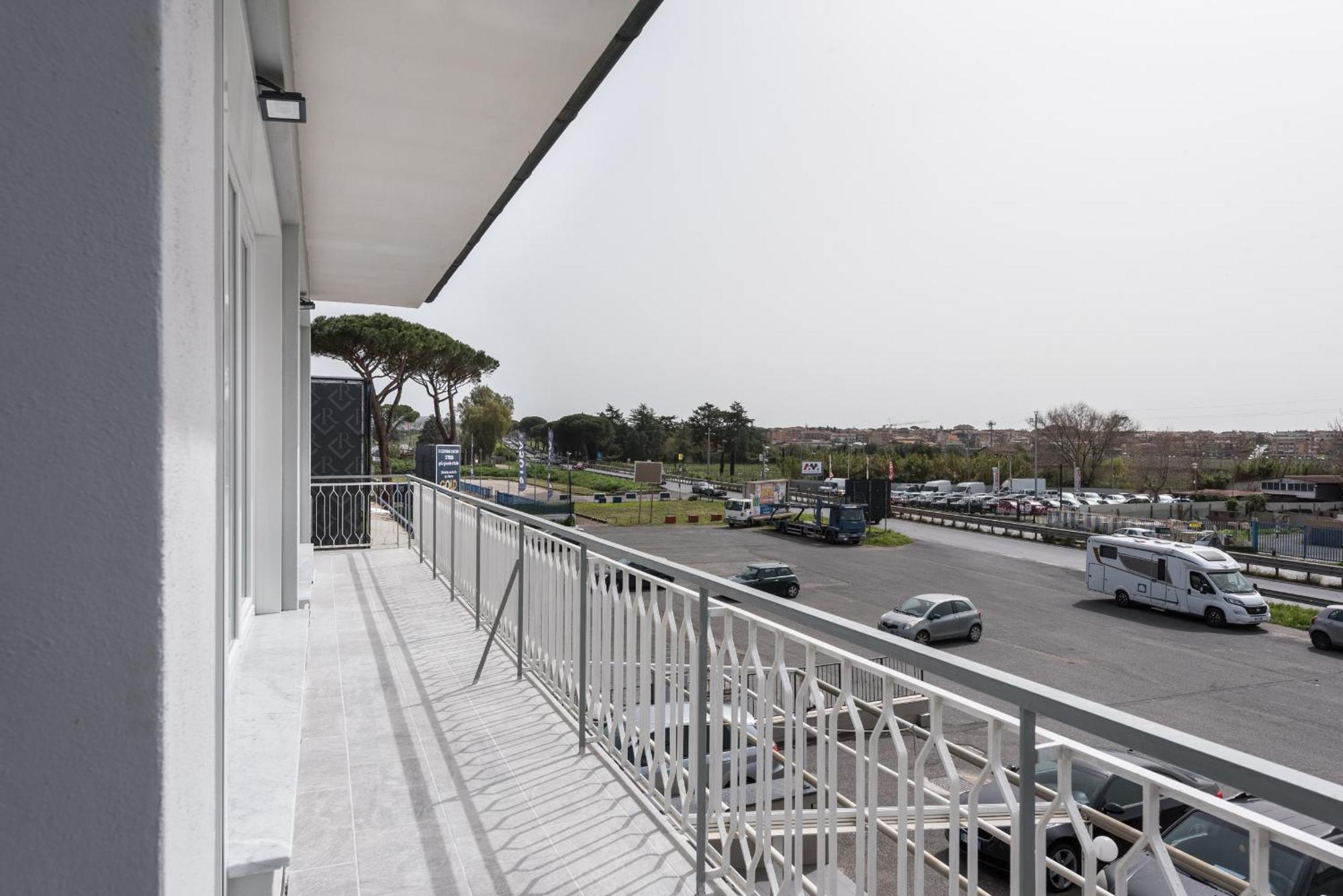 Travelershome Ciampino Airport Guesthouse 600M To Airport Exteriör bild