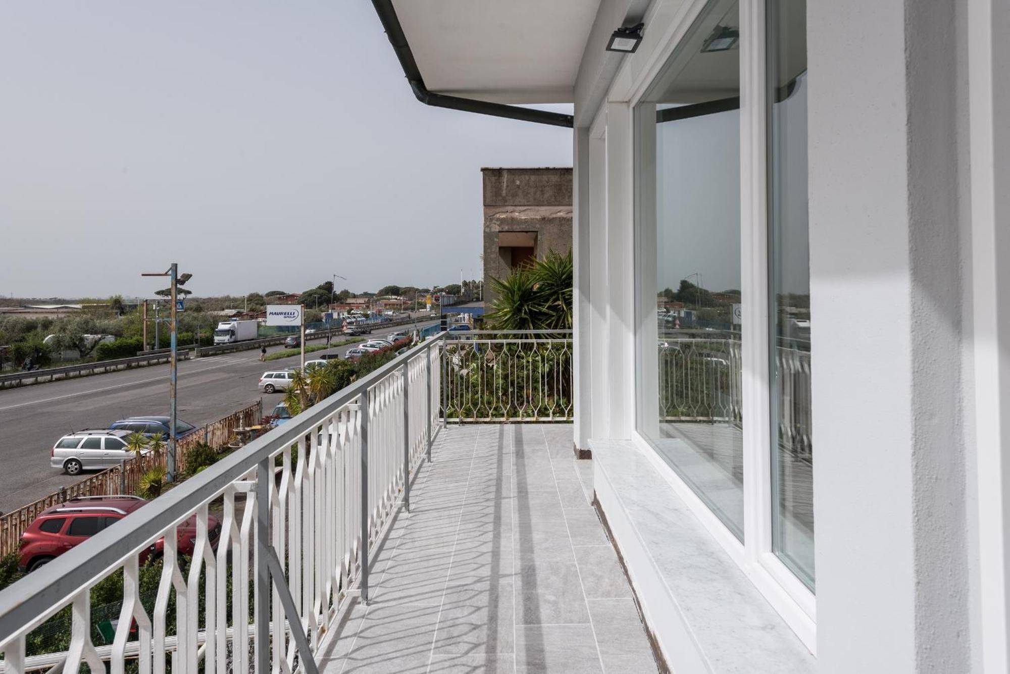 Travelershome Ciampino Airport Guesthouse 600M To Airport Exteriör bild