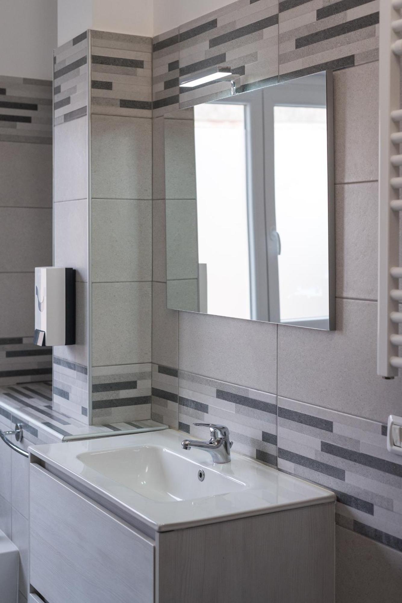 Travelershome Ciampino Airport Guesthouse 600M To Airport Exteriör bild