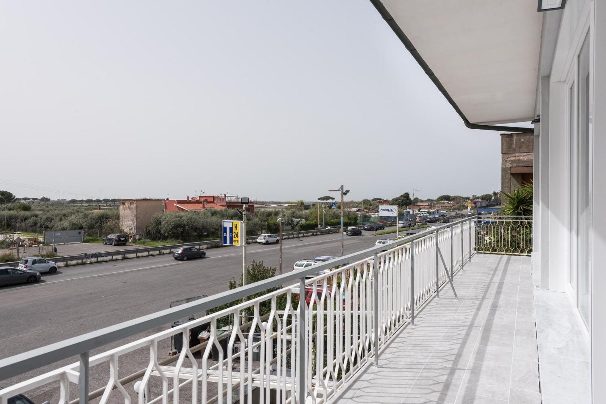 Travelershome Ciampino Airport Guesthouse 600M To Airport Exteriör bild